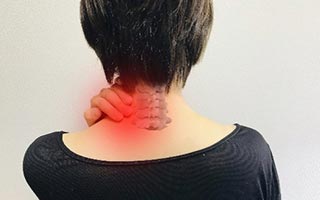 首の痛みでお悩みの方へ